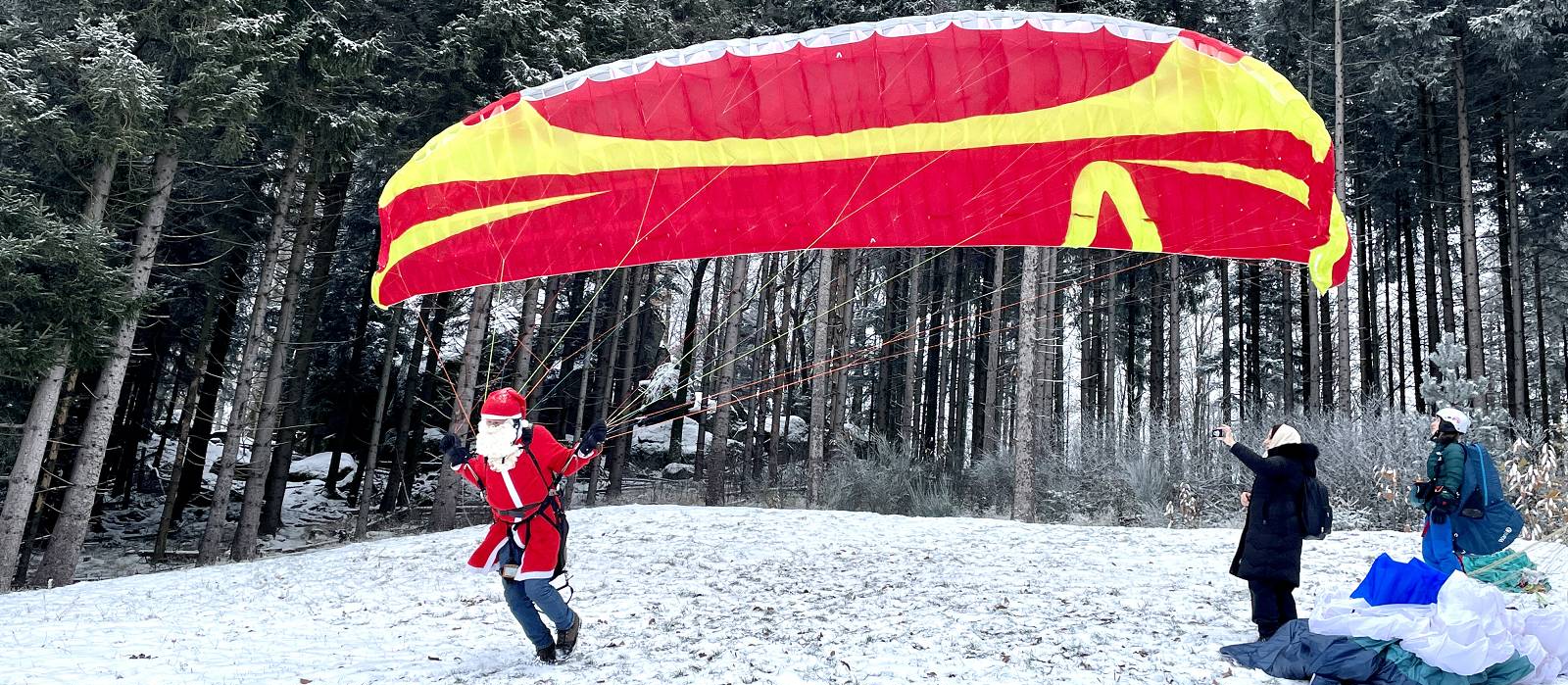 Nikolaus startet mit Gleitschirm