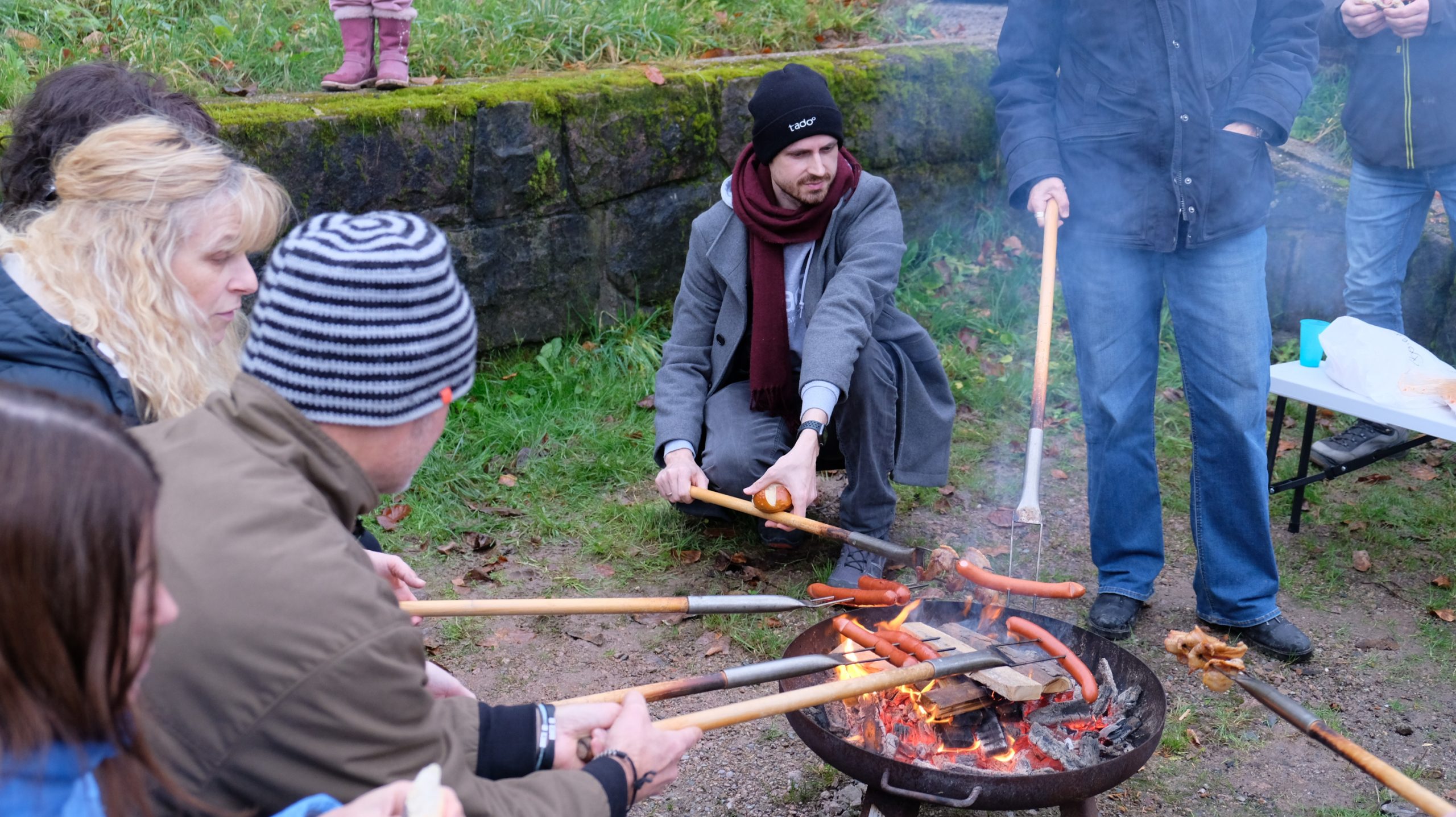 Grillen über der Feuerschale