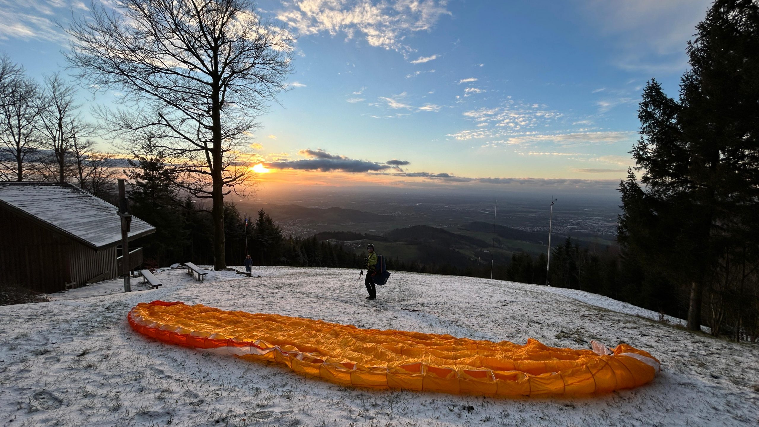 Gleitschirmflieger in Winterlandschaft